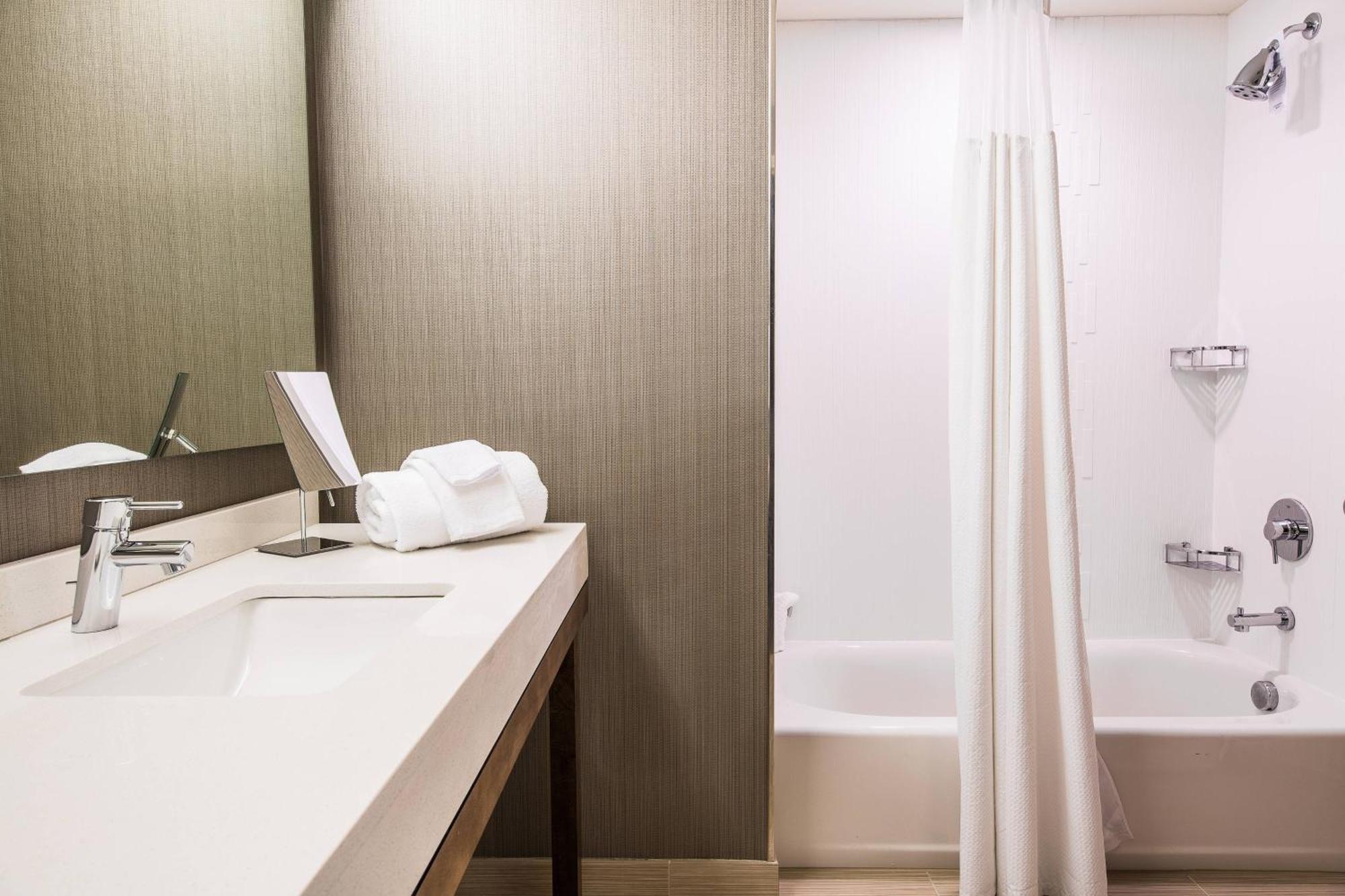 Отель Courtyard By Marriott Columbia Cayce Экстерьер фото
