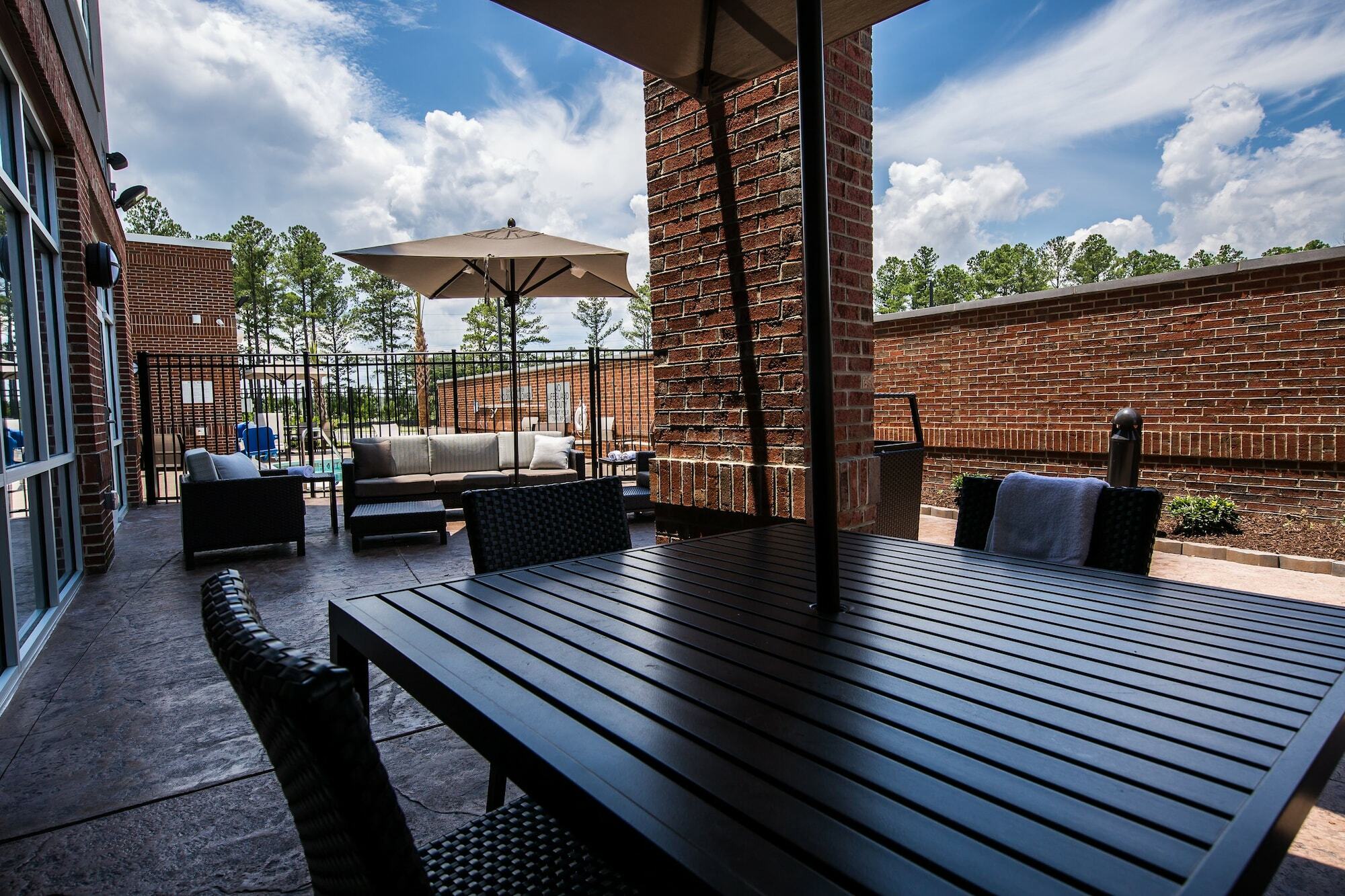 Отель Courtyard By Marriott Columbia Cayce Экстерьер фото