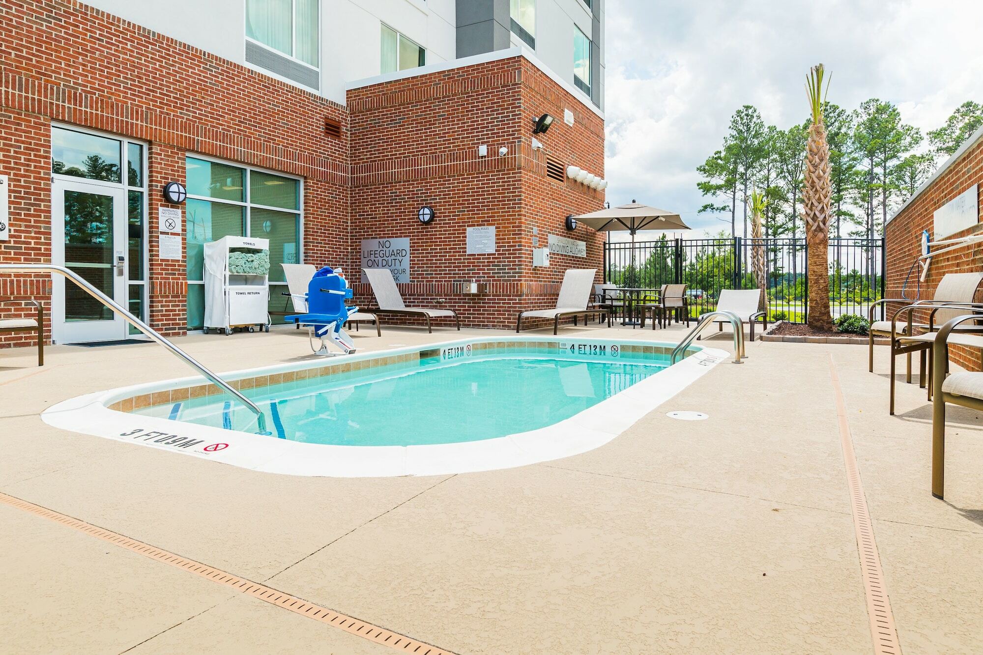 Отель Courtyard By Marriott Columbia Cayce Экстерьер фото